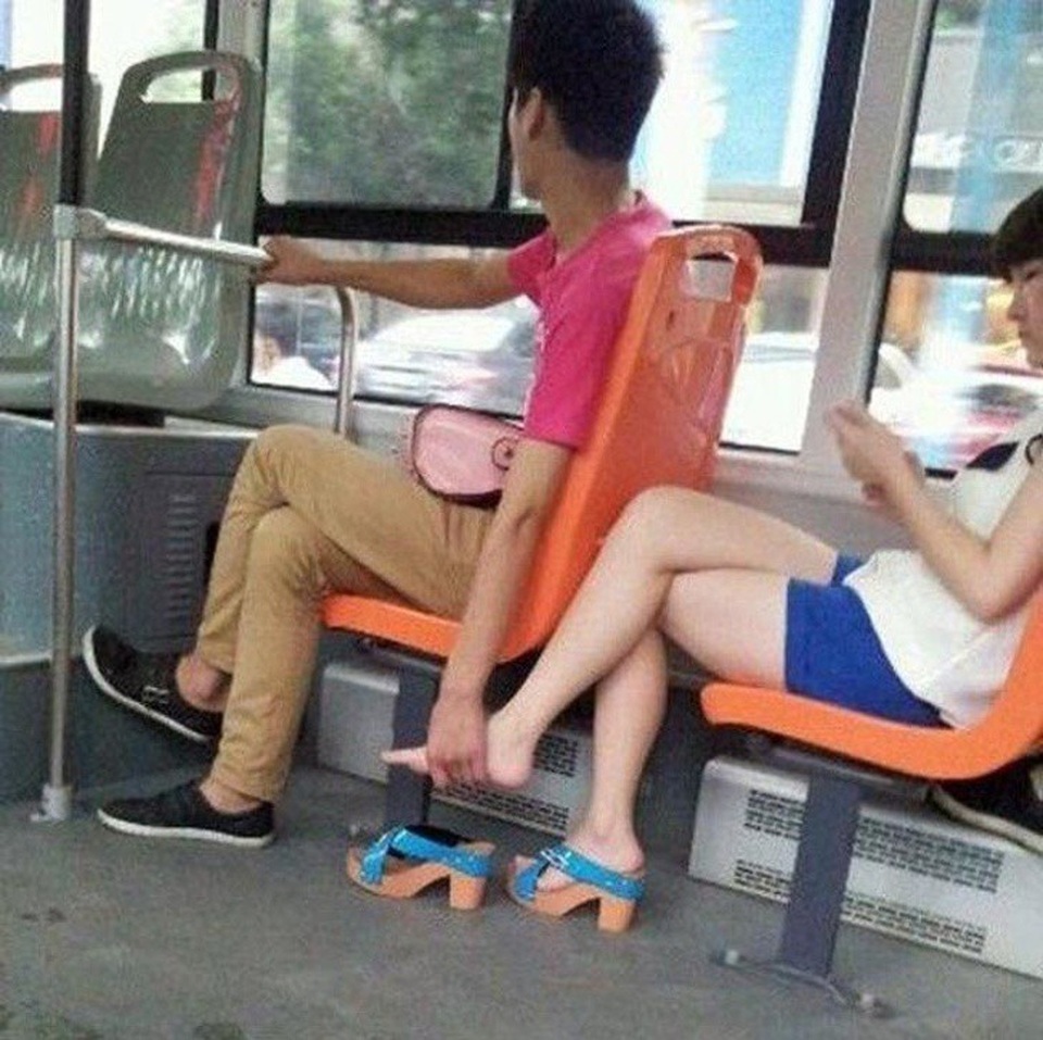 Những điều người châu Á thấy bình thường nhưng lại khiến khách Tây khó hiểu - 10 Cũng chỉ ở các quốc gia châu Á, du khách mới có dịp chứng kiến những khoảnh khắc này ở chốn công cộng.