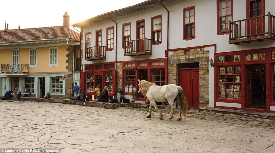 “Vùng đất thiêng” bí ẩn nghiêm cấm phụ nữ và trẻ em được bước vào - 2 Đây là nơi sinh sống của những tu sỹ từ hàng nghìn đời nay