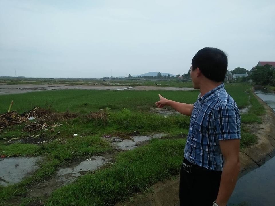 Hàng nghìn hộ dân sống khốn khổ trong cảnh "khát nước” - 2 Rất nhiều diện tích đất không thể trồng trọt được phải bỏ hoang.