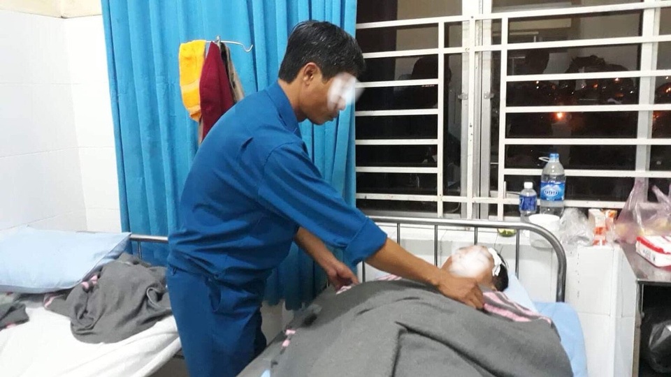 Hai nhân viên bảo vệ rừng bị chém khi đang giải toả lấn chiếm đất rừng - 1 Ông Nguyễn V. T. đang được chăm sóc đặc biệt tại bệnh viện