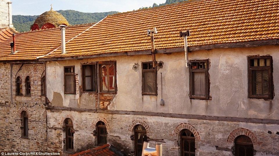 “Vùng đất thiêng” bí ẩn nghiêm cấm phụ nữ và trẻ em được bước vào - 3 Suốt nghìn năm nay, nơi này vẫn giữ nguyên luật lệ đặc biệt: nghiêm cấm trẻ em, phụ nữ