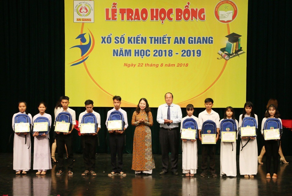 An Giang: Trao gần 3.000 suất học bổng cho HS, SV hiếu học - 1
Bà Võ Thị Ánh Xuân - Ủy viên Trung ương Đảng, Bí thư Tỉnh ủy An Giang và ông Nguyễn Thanh Bình - Ủy viên ban Thưởng vụ Tỉnh ủy, Phó Chủ tịch UBND tỉnh An Giang trao học bổng cho các em học sinh.