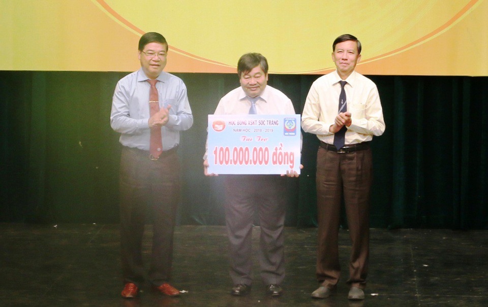 An Giang: Trao gần 3.000 suất học bổng cho HS, SV hiếu học - 2
Ông Đặng Hoài Dũng, Chủ tịch Hội Khuyến học tỉnh An Giang tiếp nhận số tiền tài trợ 100 triệu đồng từ đơn vị XSKT Sóc Trăng dành cho cho quỹ học bổng khuyến tài, khuyến học tỉnh An Giang.