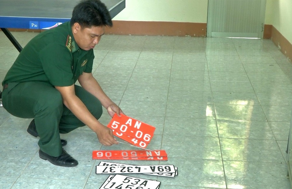 Xe chở thuốc lá lậu “thủ” nhiều biển số đỏ giả - 2 Ngành chức năng còn phát hiện trên xe chở thuốc lá lậu có 04 biển số đỏ và 08 biển số trắng giả