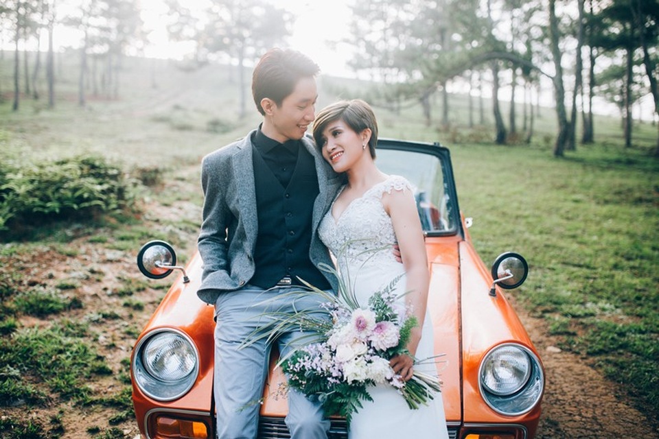 Mẹ đơn thân tìm được hạnh phúc nhờ một cuộc gọi nhầm - 1
Đoàn Đình Hiếu và Trần Quỳnh Trang (cả hai đang sinh sống và làm việc tại TP HCM) quen nhau qua một dự án làm chung, họ “bặt vô âm tín” khi kết thúc chuỗi ngày làm việc chung. Cho đến ngày cô vô tình ấn nhầm gọi vào số anh, Đình Hiếu chưa kịp nhận ra ai thì Quỳnh Trang ào ào nói một mạch và anh chỉ biết cười thôi.