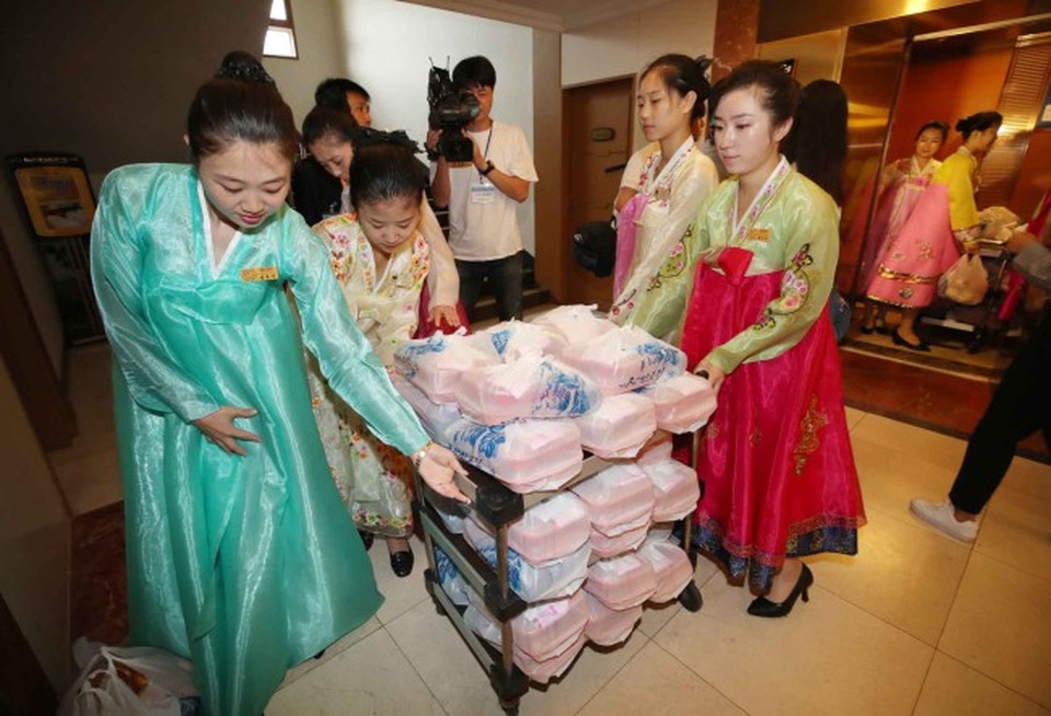 Bữa cơm đầu tiên của các gia đình ly tán trong lịch sử đoàn tụ gia đình Hàn - Triều - 3
Các phụ nữ Triều Tiên tận tình đưa cơm hộp tới phòng khách sạn.