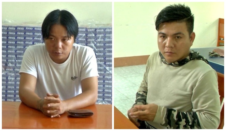 Xe chở thuốc lá lậu “thủ” nhiều biển số đỏ giả - 1 Hai đối tượng Trần Hoàng Long và tài xế Trần Hoàng Hận (áo trắng)