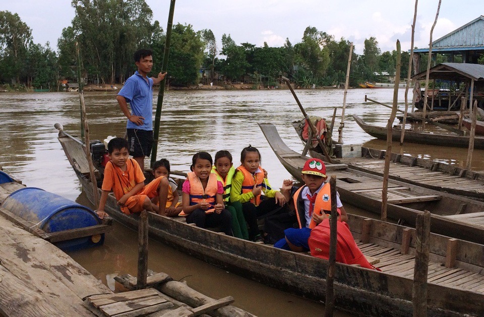 Lũ lên nhanh, tổ chức đưa đón HS đến trường an toàn - 2
Đối với những điểm trường bị ảnh hưởng do nước lũ, các Phòng Giáo dục phối hợp với chính quyền địa phương tổ chức đưa đón học sinh đến trường.