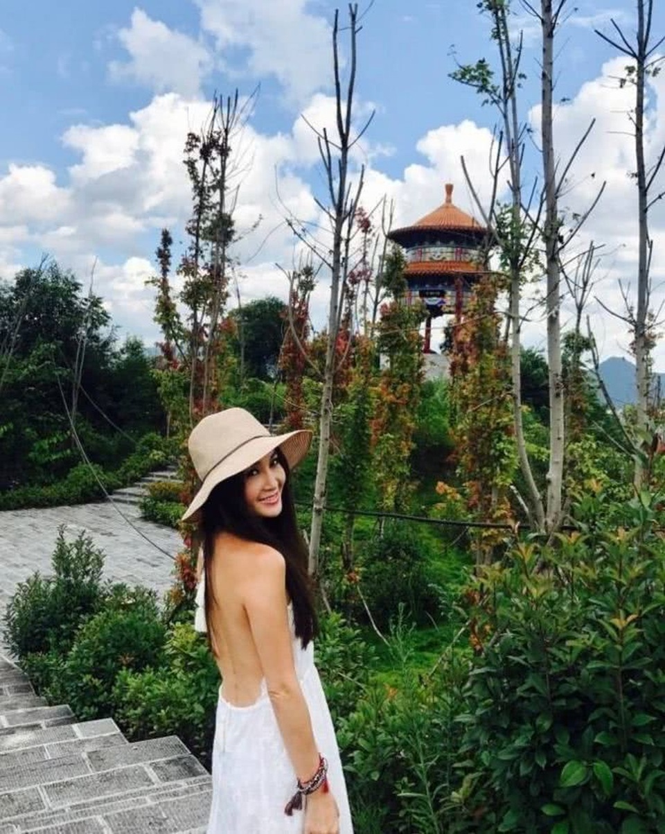 
Mỹ nhân 52 tuổi khoe dáng vóc gợi cảm, trẻ trung.
