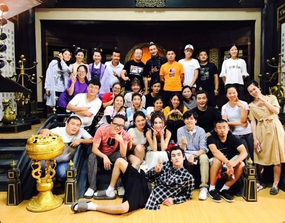 
Ôn Bích Hà chụp ảnh kỷ niệm cùng các đồng nghiệp trong đoàn làm phim.
