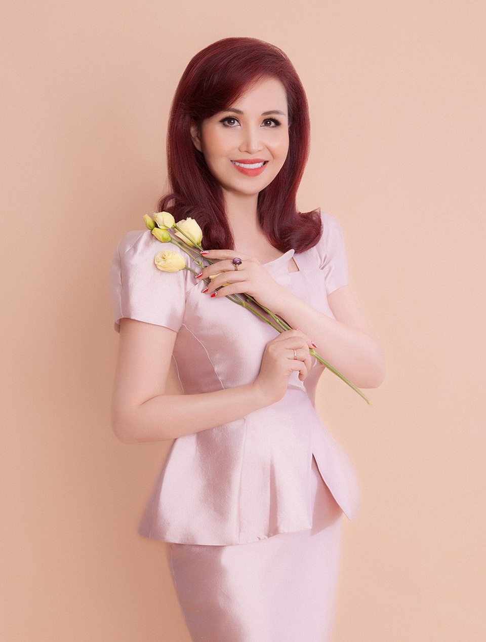 Hoa hậu Diệu Hoa khoe ảnh gia đình hạnh phúc cùng chồng Ấn Độ và 3 con - 2 Diệu Hoa tâm sự: “Đó là những năm 90, mọi thứ cũng khá là đơn giản, tôi khi đó cũng không biết gì nhiều. Khi tham gia cuộc thi, từ áo dài, giày dép đến trang điểm… tôi cũng không biết chuẩn bị gì. Tôi đã phải nhờ đến ca sĩ Thanh Lam và các bạn diễn viên múa trang điểm cho mình, mỗi người một bên mặt, trông rất buồn cười. Tuy nhiên, đó là những trải nghiệm rất thú vị của cuộc đời tôi. Khi đăng quang, tôi đang học năm 4 của Đại học Ngoại ngữ, việc học rất quan trọng với tôi nên tôi quyết định bằng mọi giá phải tiếp tục học và tốt nghiệp đại học này”.