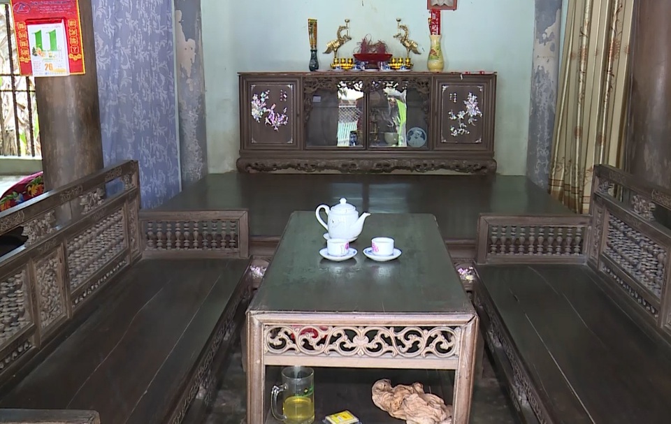 Hồn quê trong những căn nhà cổ hàng trăm năm tuổi - 4 Bàn ghế, kệ, sập cũng đều trải qua cả trăm năm cùng với căn nhà.