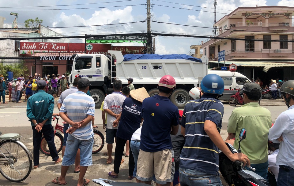 Vừa đến trường sau kỳ nghỉ hè, bé gái lớp 4 tử nạn thương tâm - 2 Chiếc xe ben 15 tấn gây tai nạn tại hiện trường được nhà xe dùng sơn đen che biển số.