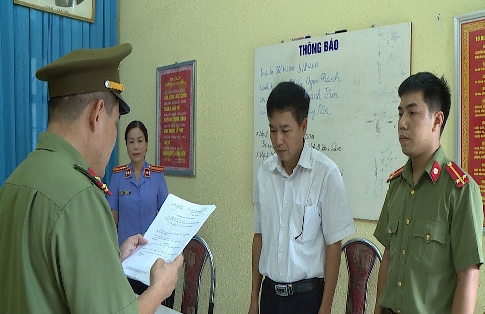 Gian lận thi THPT quốc gia 2018 ở Sơn La: Khởi tố Phó Phòng Khảo thí - 2 Trước đó Cơ quan công an cũng đã ra quyết định khởi tố với 5 cán bộ sở GD&ĐT Sơn La.