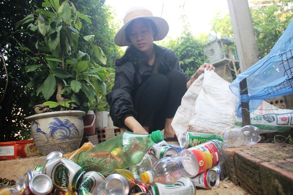 Đậu ngành Báo chí, nữ sinh nhà nghèo bộn bề nỗi lo - 5 Linh tranh thủ nhặt ve chai bán lấy tiền nhập học