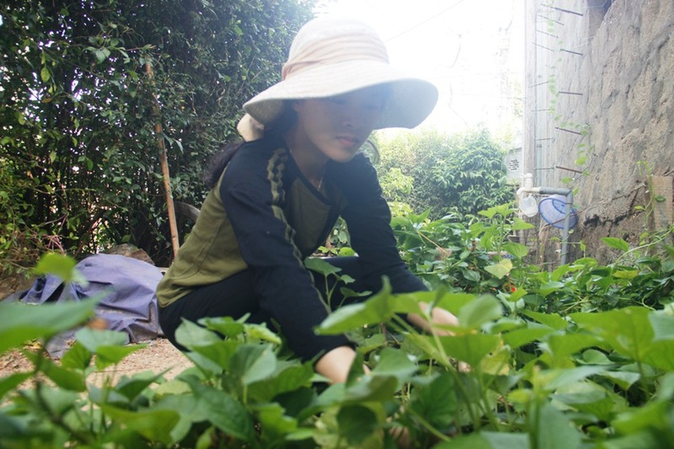 Đậu ngành Báo chí, nữ sinh nhà nghèo bộn bề nỗi lo - 2
Ngoài thời gian học, em Linh luôn chăm chỉ làm lụng việc nhà giúp mẹ.