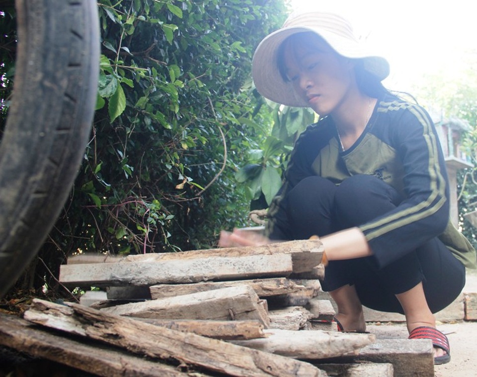 Đậu ngành Báo chí, nữ sinh nhà nghèo bộn bề nỗi lo - 4
Linh gom củi quanh xóm về cho mẹ dự trữ dùng trong mùa đông.