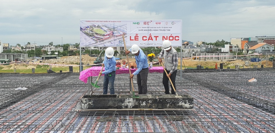 Chuẩn bị cất nóc dự án Thành phố giáo dục IEC Quảng Ngãi - 4
Lễ cất nóc khối nhà điều hành trung tâm dự án Thành phố giáo dục IEC Quảng Ngãi.