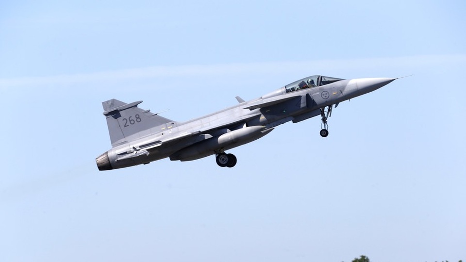 Máy bay chiến đấu Thụy Điển rơi do đâm phải chim - 1
Một máy bay chiến đấu JAS 39 Gripen của Không quân Thụy Điển (Ảnh: Reuters)