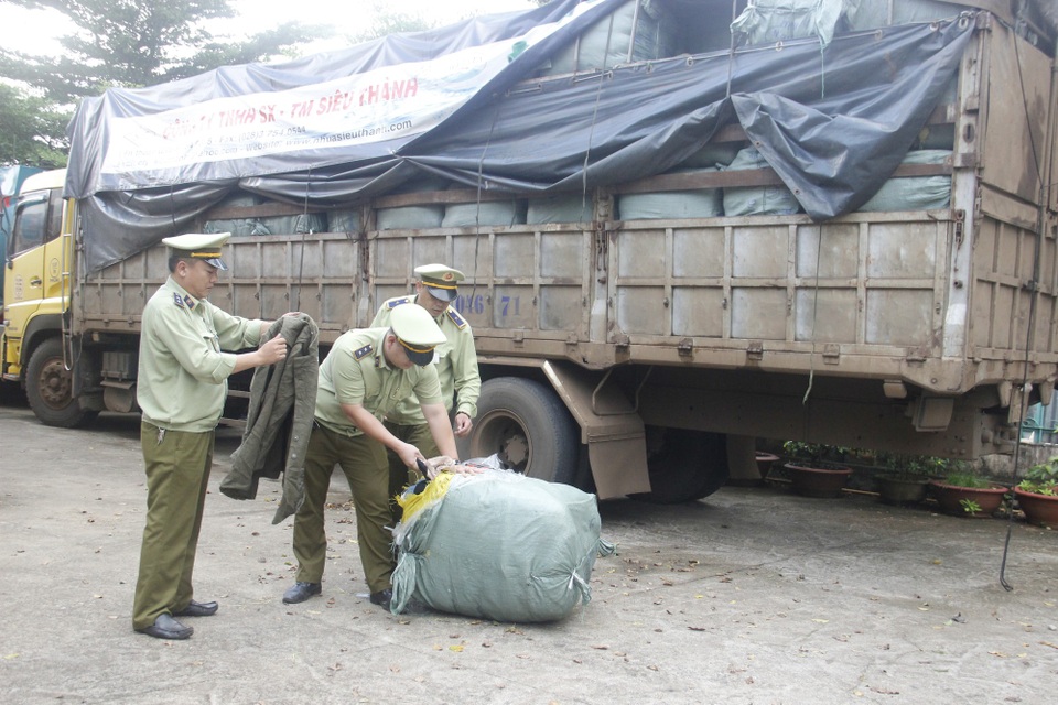 Bắt xe tải chở 14 tấn đồ áo nhập lậu đang vận chuyển đi tiêu thụ - 1 Số hàng hóa nhập lậu bị cơ quan chức năng phát hiện