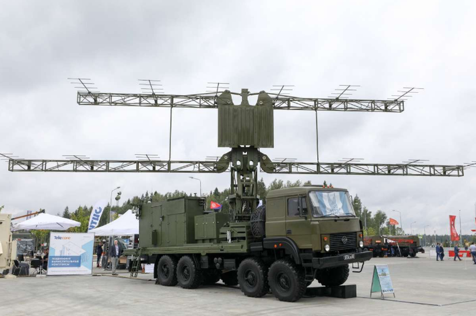 Uy lực dàn vũ khí hiện đại tại triển lãm quân sự của Nga - 11 Radar trinh sát P-18 với mạng lưới ăng ten xương cá được sử dụng trong lực lượng phòng không Nga. (Ảnh: TASS)