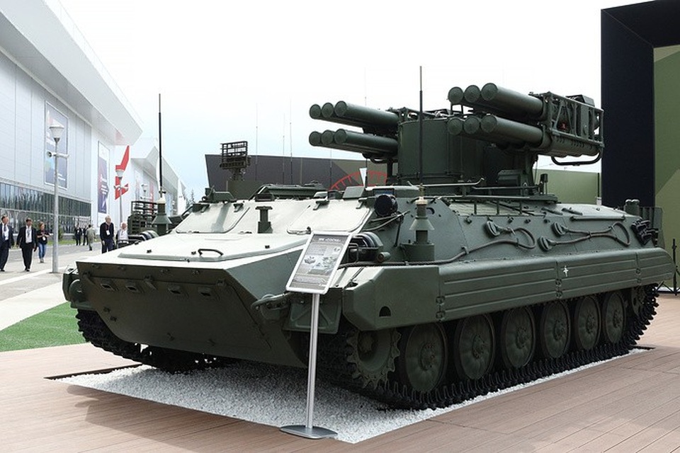 Uy lực dàn vũ khí hiện đại tại triển lãm quân sự của Nga - 2 Triển lãm Army-2018 dự kiến đón khoảng 90 đoàn đại biểu chính thức từ nhiều quốc gia trên thế giới đến tham quan với hơn 150 sự kiện được tổ chức trong khuôn khổ chương trình kinh doanh khoa học. Trong ảnh: Hệ thống tên lửa phòng không Sosna-R tham gia triển lãm Army-2018. (Ảnh: TASS)