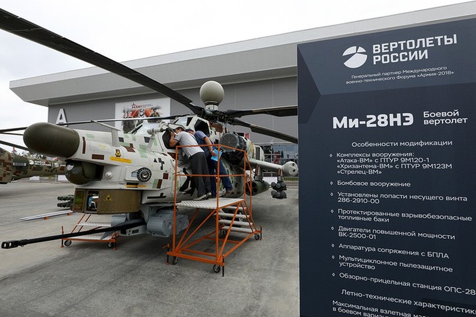 Uy lực dàn vũ khí hiện đại tại triển lãm quân sự của Nga - 9 Trực thăng tấn công Mi-28NE có khả năng hoạt động cả ngày lẫn đêm trong mọi điều kiện thời tiết và được trang bị hệ thống điện tử tiên tiến. Nhiều khách hàng nước ngoài đã đặt mua loại trực thăng uy lực này của Nga. (Ảnh: TASS)