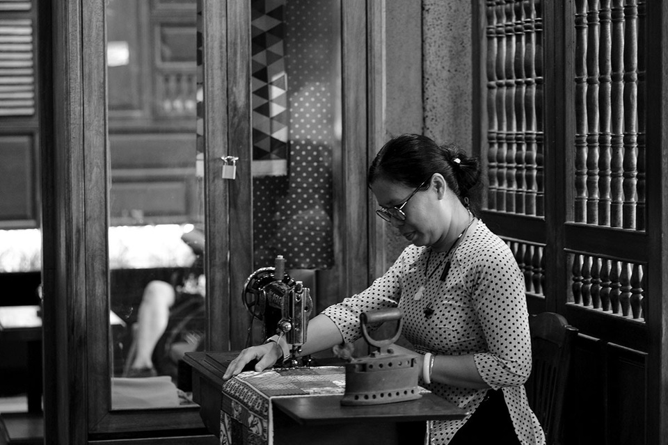 Cà phê hoài cổ khiến giới trẻ Sài Gòn mê mẩn - 2 Những chiếc tủ cổ, chiếc máy khâu và bàn ủi dùng than.