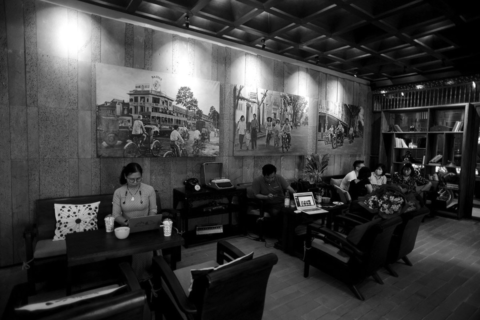 Cà phê hoài cổ khiến giới trẻ Sài Gòn mê mẩn - 1 Quán cà phê Cô Ba thu hút du khách ở Sài Gòn