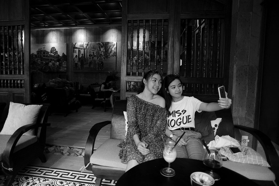 Cà phê hoài cổ khiến giới trẻ Sài Gòn mê mẩn - 6 Kim Yến (ngụ quận Bình Thạnh) cùng bạn tìm tới quán cà phê Cô Ba.