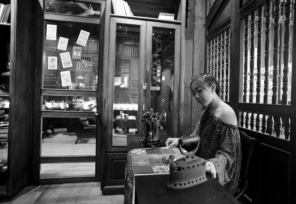 Cà phê hoài cổ khiến giới trẻ Sài Gòn mê mẩn - 7 Em biết quán cà phê qua trang mạng xã hội, thấy giá cả ổn mà không gian rất hoài cổ, Kim Yến cho biết.