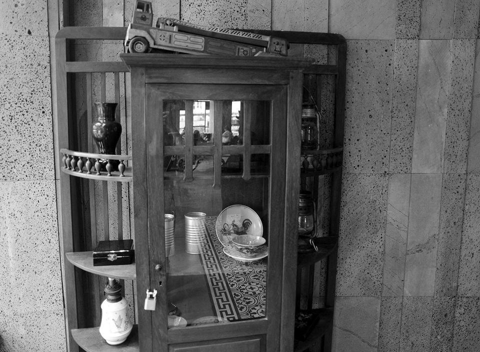 Cà phê hoài cổ khiến giới trẻ Sài Gòn mê mẩn - 9 Chiếc tủ gỗ đựng chén đũa thời xưa.