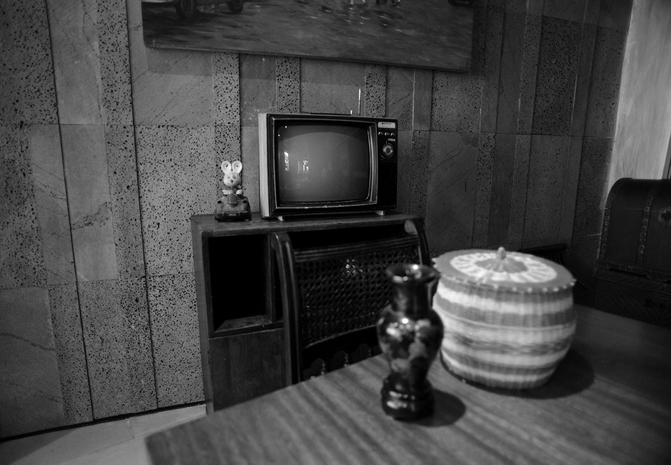 Cà phê hoài cổ khiến giới trẻ Sài Gòn mê mẩn - 10 Chiếc tivi đen trắng đặt góc phòng.