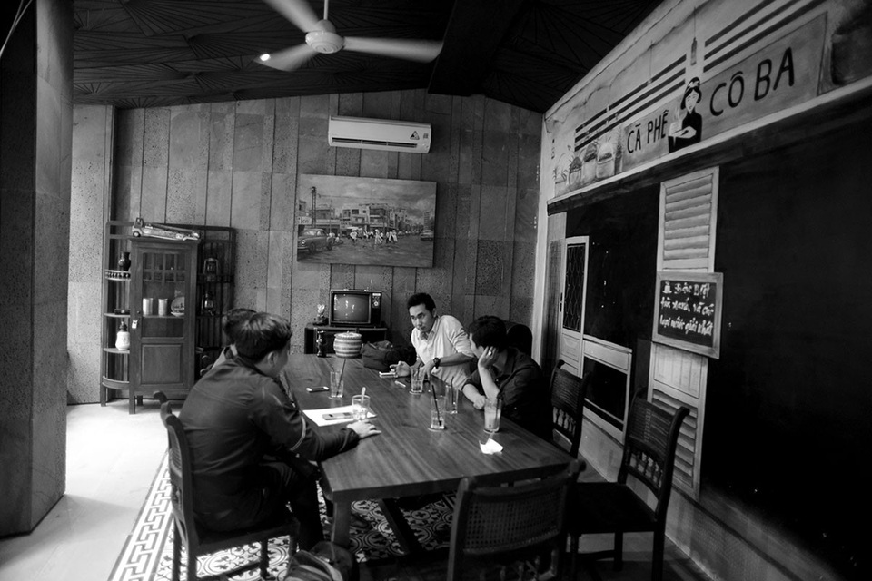 Cà phê hoài cổ khiến giới trẻ Sài Gòn mê mẩn - 11 Không gian ấm cúng bên trong quán cà phê.