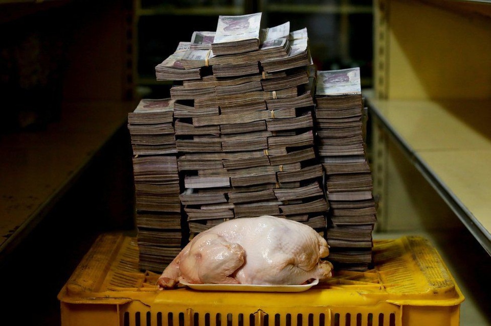 Siêu lạm phát khiến 1 con gà tại Venezuela giá 14 triệu bolivar - 1
Ngày 16/8, 2,4kg thịt gà tại Venezuela đạt mức giá 14,6 triệu bolivar (tương đương 2,22 USD). Ảnh: Reuters