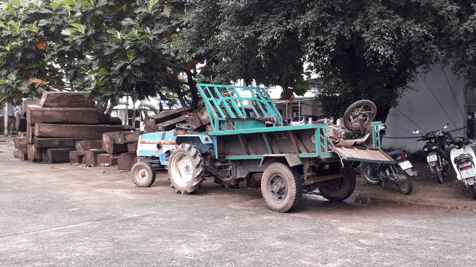 Chơi dưới gầm xe tải, bé gái 16 tháng tuổi bị cán tử vong - 2 Chiếc xe được đưa về công an huyện Đăk Hà