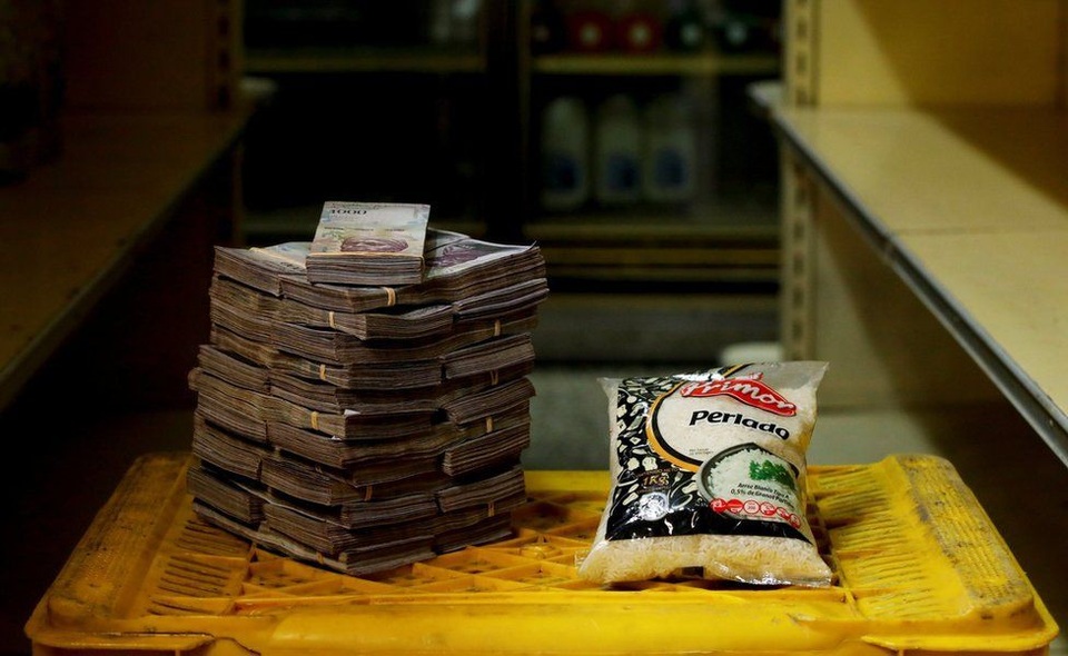Siêu lạm phát khiến 1 con gà tại Venezuela giá 14 triệu bolivar - 2
1 kg gạo có mức giá 2,5 triệu bolivar. Ảnh: Reuters