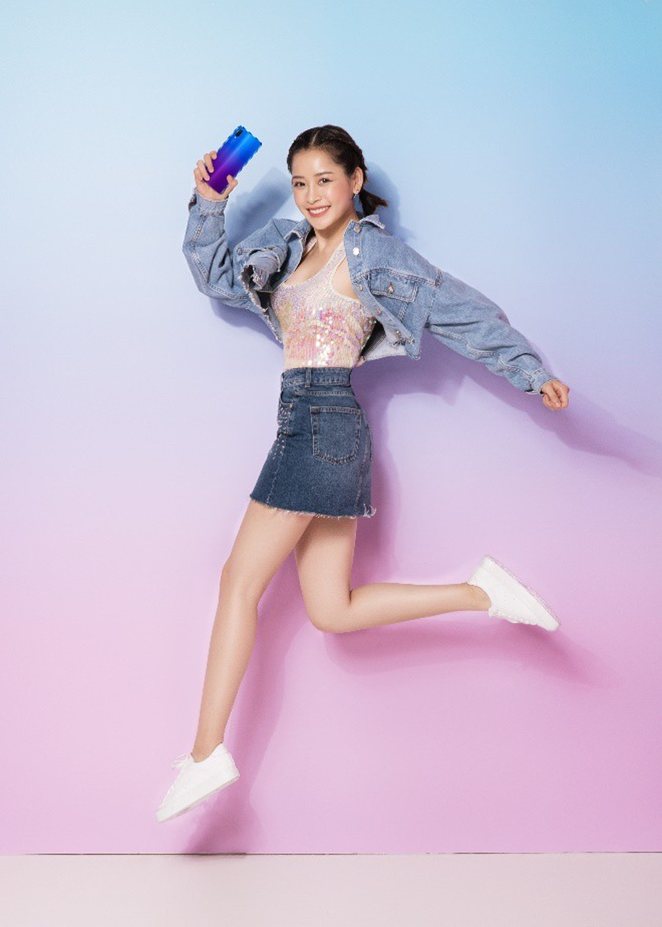 Chi Pu xinh đẹp “không góc chết” trong vai trò đại sứ Huawei Nova 3i - 4 Thiết kế hiện đại, cá tính của Nova 3i dễ dàng hòa hợp với những set đồ năng động và phong cách trẻ trung của Chi Pu