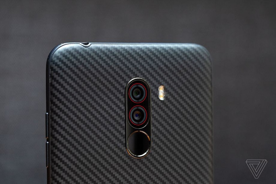 Xiaomi trình làng smartphone cấu hình cao cấp với giá “mềm” bất ngờ - 4 Cận cảnh cụm camera kép kèm cảm biến vân tay trên sản phẩm