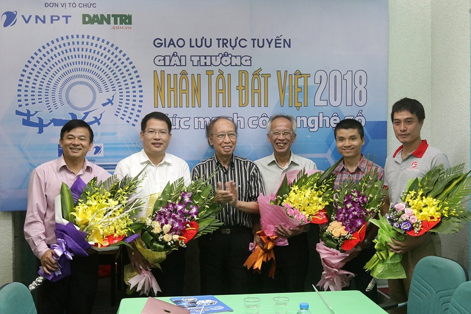 Giao lưu trực tuyến Nhân tài Đất Việt 2018: Thấy được khát vọng của tuổi trẻ - 1
Uỷ viên thường vụ Hội Khuyến học Việt Nam, Tổng Biên tập báo Dân trí Phạm Huy Hoàn tặng hoa các vị khách mời trong buổi giao lưu. Ảnh: Hữu Nghị