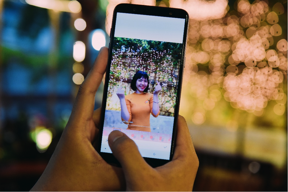 “Thả thính” cùng camera kép vượt trội của Galaxy J8 - 4 Art Bokeh chính là chế độ chụp ảnh được phái đẹp đặc biệt “cưng chiều” vì trong nháy mắt có thể biến những cô nàng bình thường nhất trở thành nhân vật nữ chính trong truyện ngôn tình mà không cần tốn quá nhiều công sức