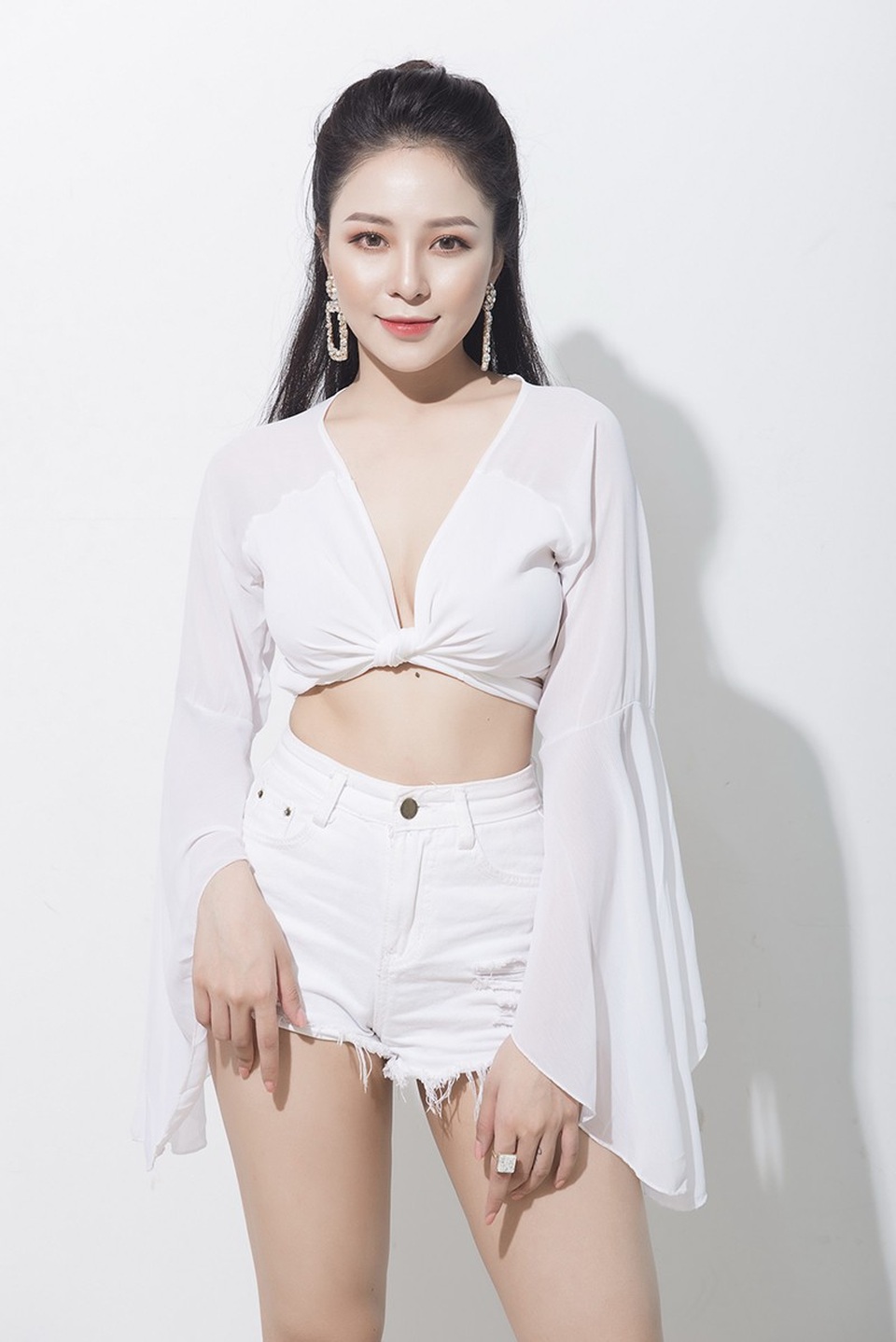 "Hot girl World Cup" Trâm Anh trở lại sau thời gian né tránh, giãi bày về áp lực dư luận - 4 Trâm Anh là đại diện của đội tuyển Croatia. Do ĐTQG này vào tới trận Chung kết World Cup 2018 nên cô được xuất hiện khá nhiều trên sóng truyền hình.