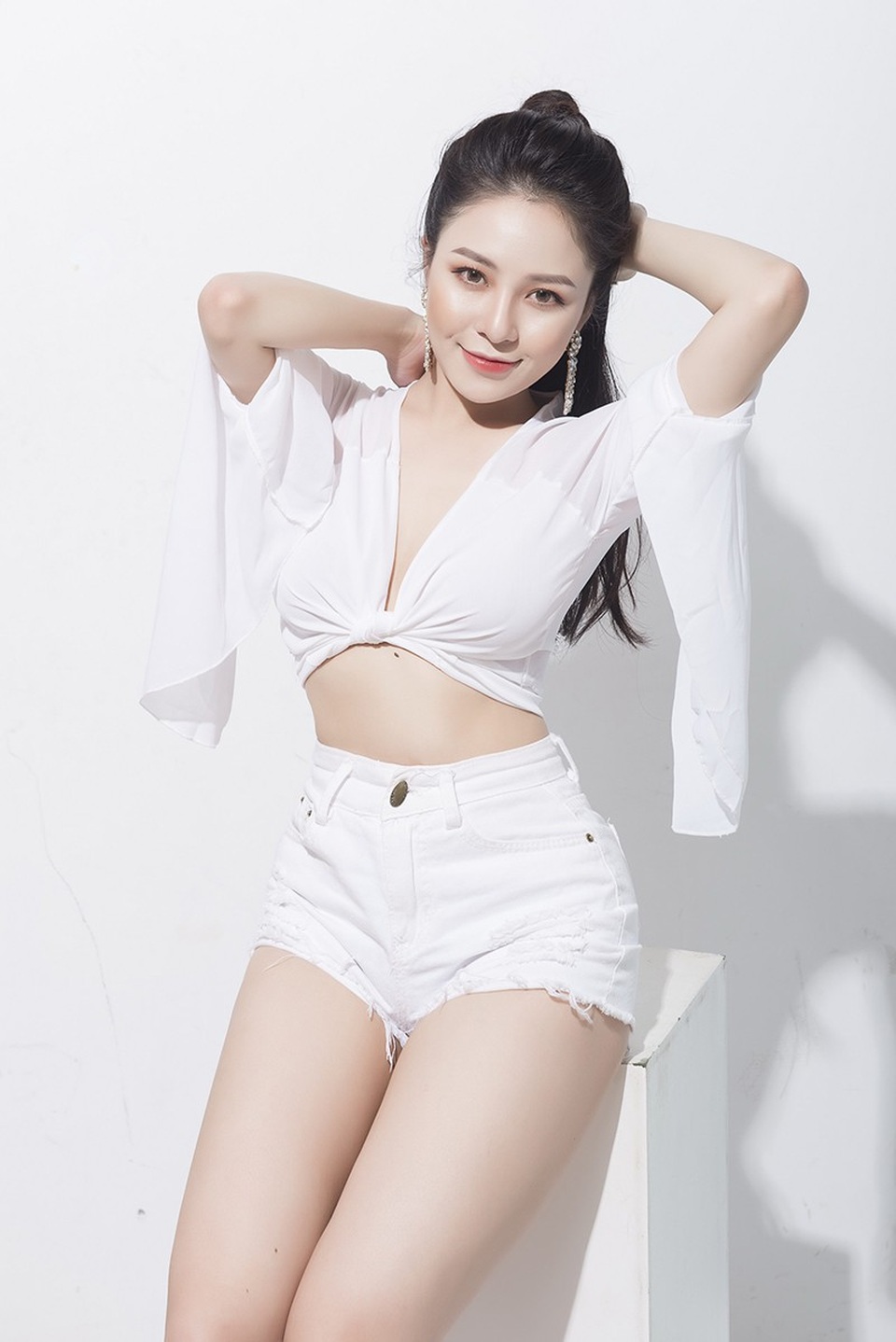 "Hot girl World Cup" Trâm Anh trở lại sau thời gian né tránh, giãi bày về áp lực dư luận - 2 Sở hữu gương mặt xinh xắn, nụ cười duyên cùng thân hình nóng bỏng, Trâm Anh được nhiều người biết đến và ưu ái đặt cho biệt danh “hot girl dược sĩ”.
