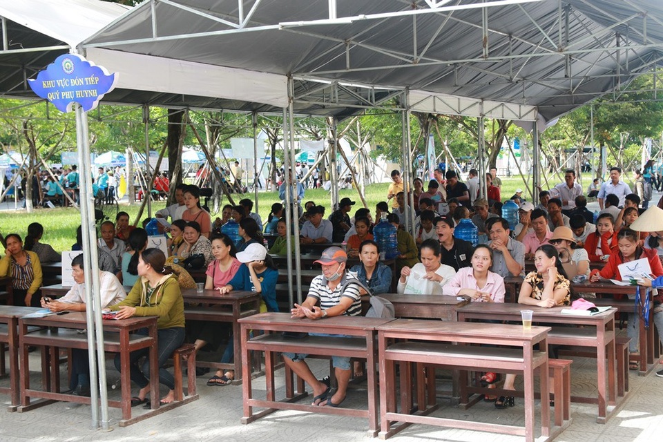 Phụ huynh ngồi chờ con em mình làm thủ tục nhập học tại khu vực được bố trí riêng dành cho phụ huynh