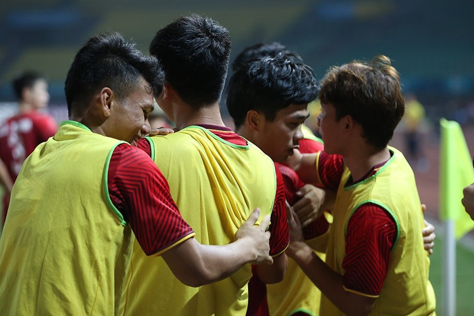 Olympic Việt Nam ăn mừng chiến thắng đầy cảm xúc, cảm ơn đồng đội Hùng Dũng - 16
Các cầu thủ ôm nhau hạnh phúc sau bàn thắng của Công Phượng