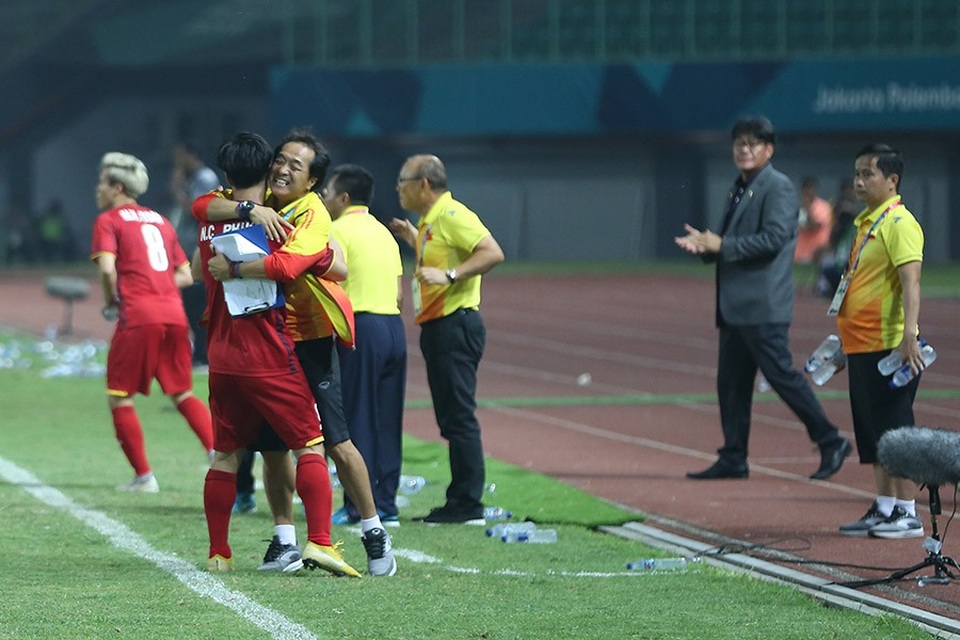 Olympic Việt Nam ăn mừng chiến thắng đầy cảm xúc, cảm ơn đồng đội Hùng Dũng - 15 Olympic Việt Nam ăn mừng chiến thắng đầy cảm xúc, cảm ơn đồng đội Hùng Dũng - 15