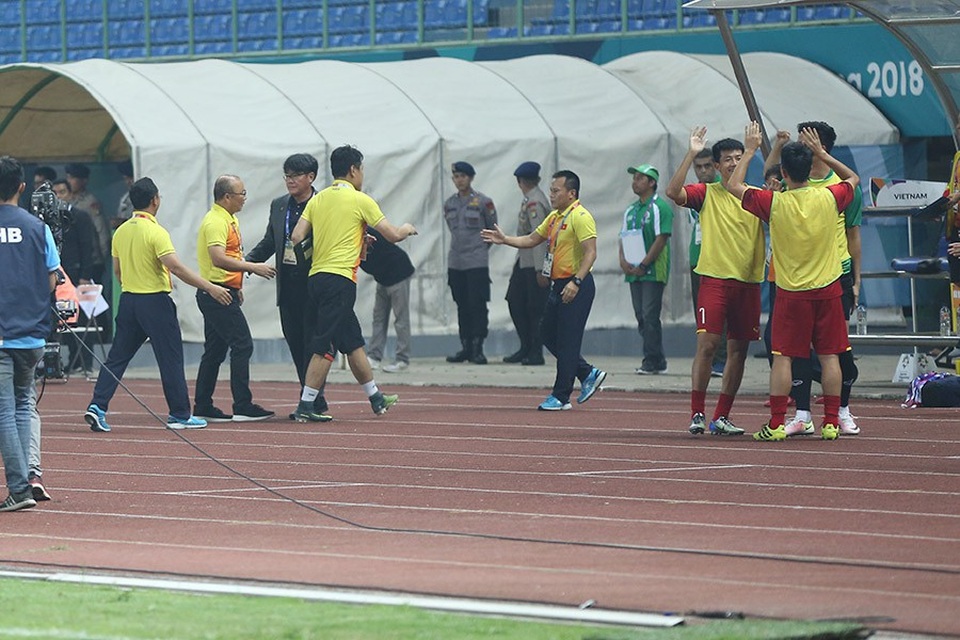 Olympic Việt Nam ăn mừng chiến thắng đầy cảm xúc, cảm ơn đồng đội Hùng Dũng - 13 Olympic Việt Nam ăn mừng chiến thắng đầy cảm xúc, cảm ơn đồng đội Hùng Dũng - 13