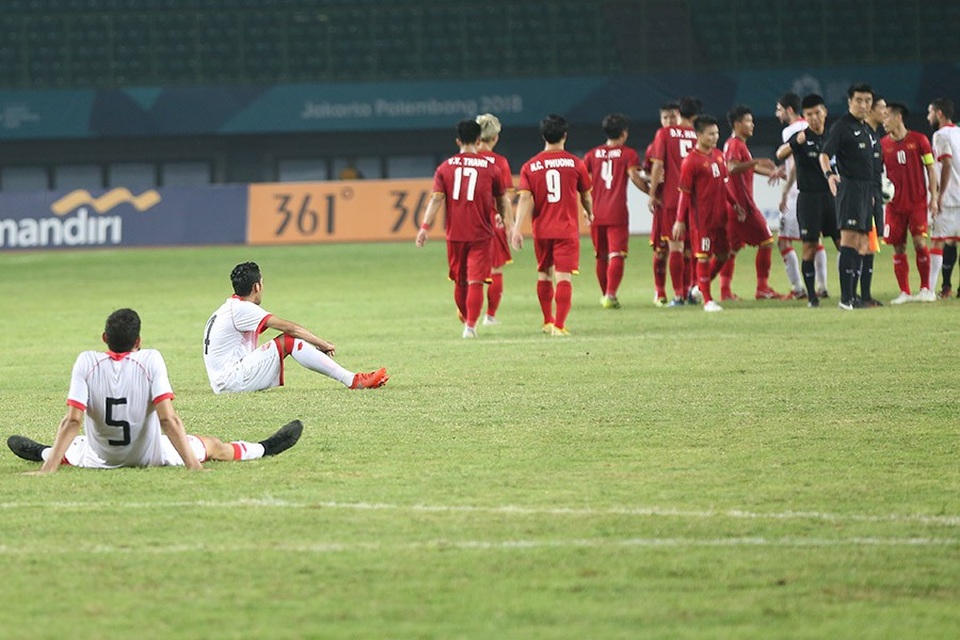 Olympic Việt Nam ăn mừng chiến thắng đầy cảm xúc, cảm ơn đồng đội Hùng Dũng - 12 Olympic Việt Nam ăn mừng chiến thắng đầy cảm xúc, cảm ơn đồng đội Hùng Dũng - 12