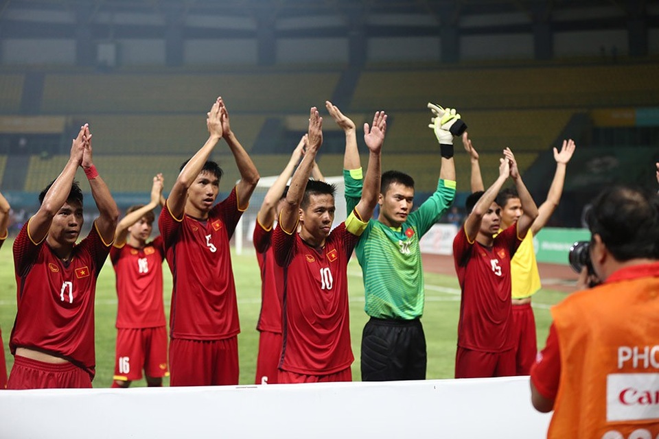 Olympic Việt Nam ăn mừng chiến thắng đầy cảm xúc, cảm ơn đồng đội Hùng Dũng - 5
Cầu thủ Olympic Việt Nam cảm ơn khán giả trên sân