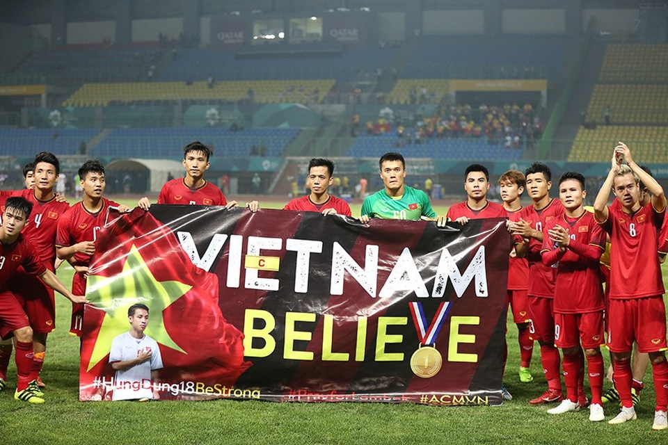 Olympic Việt Nam ăn mừng chiến thắng đầy cảm xúc, cảm ơn đồng đội Hùng Dũng - 3
Các cầu thủ Olympic Việt Nam dành tình cảm cho đồng đội Đỗ Hùng Dũng
